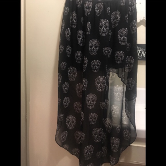 Hi Lo skull skirt - Picture 3 of 3